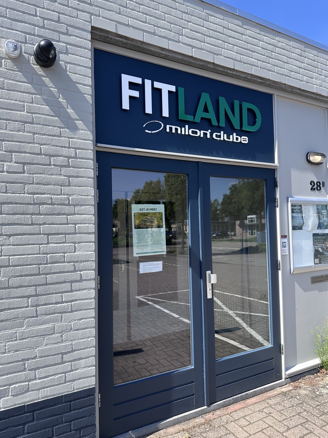 De entree van Fitland Boxmeer met het groene Fitland Milon clubs-logo
