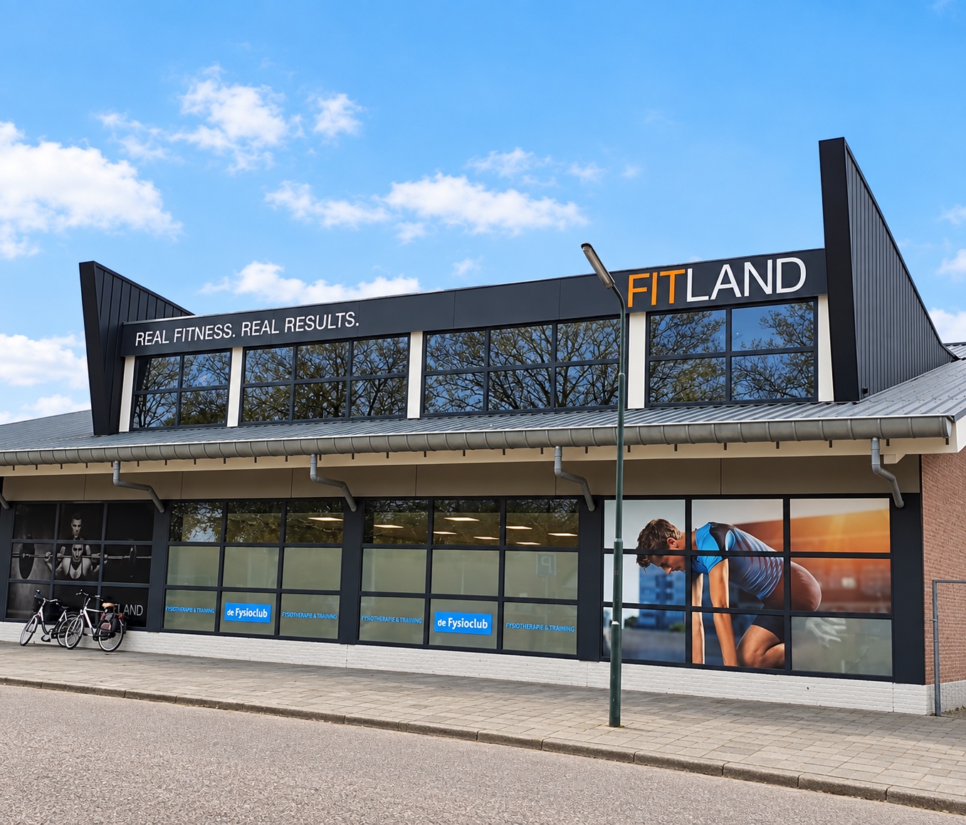 Het pand van Fitland Gemert met het oranje Fitland-logo
